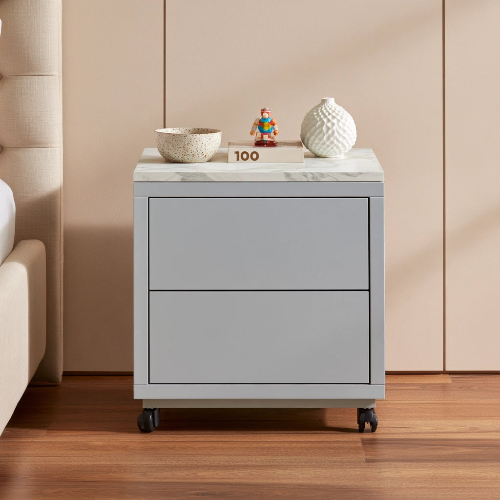 Table de chevet aux lignes épurées sur roulettes à deux tiroirs, coloris gris clair et blanc