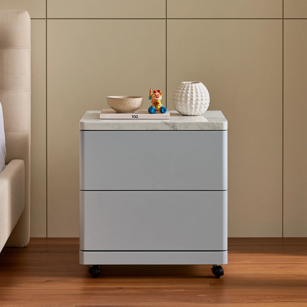 Table de chevet aux lignes épurées sur roulettes à deux tiroirs, coloris gris clair et blanc