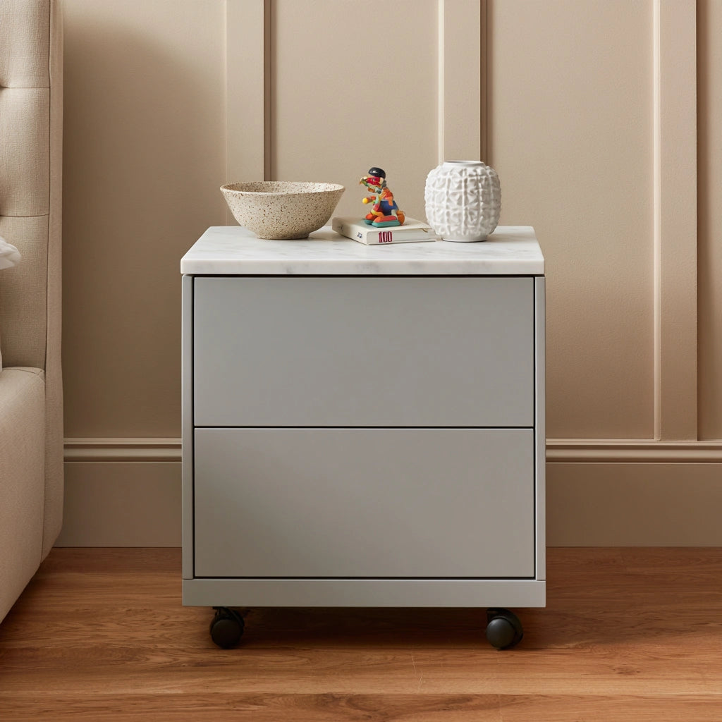 Table de chevet aux lignes épurées sur roulettes à deux tiroirs, coloris gris clair et blanc