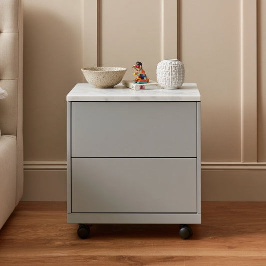 Table de chevet aux lignes épurées sur roulettes à deux tiroirs, coloris gris clair et blanc
